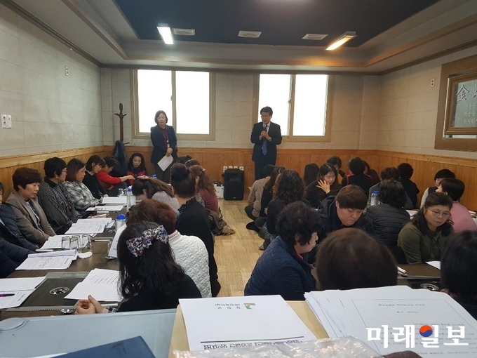 이승옥 강진군수가 지난 3일 강진읍 한 식당에서 간담회 및 군정 역점사항 등에 관해 대화하고 있다. / 사진=강진군 제공