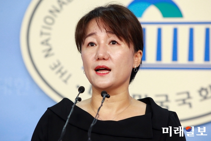 이재정 더불어민주당 대변인이 4일 오전 서울 여의도 국회 정론관에서 현황 브리핑을 하고 있다./사진=장건섭 기자
