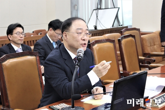 홍남기 경제부총리 겸 기획재정부장관 후보자가 4일 오전 국회 기획재정위원회 인사청문회에서 의원질의에 답변하고 있다. /사진=김정현 기자