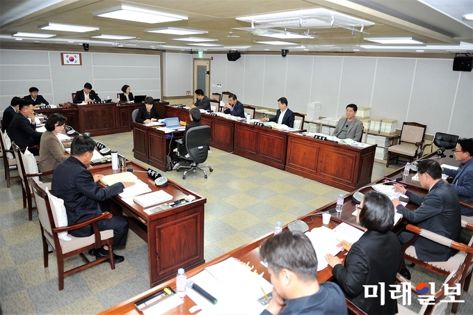 경기도 수원시의회 도시환경교육위원회 위원들이 4일 4개 구청 소관부서 2018년도 주요업무 추진실적 보고와 행정사무감사 시정 및 처리요구사항 조치계획 보고를 받고있다./사진=수원시의회