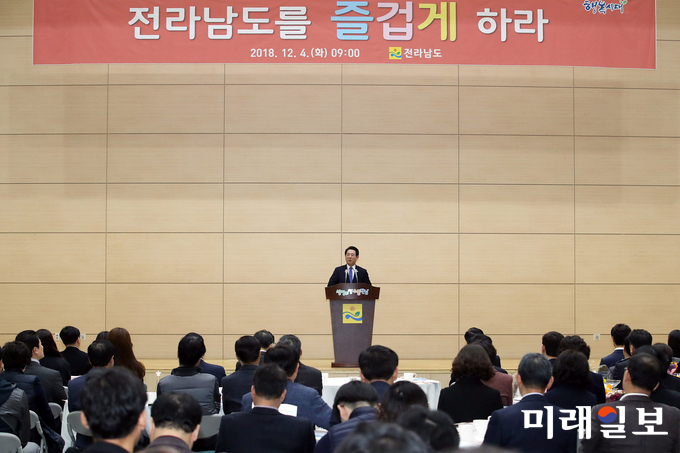 김영록 전남도지사가 직원 300여명이 참석해 4일 도청에서 열린 12월 조회에서 인사말하고 있다. / 사진=전남도 제공
