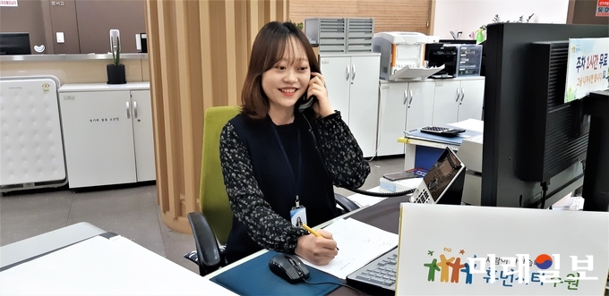 경기도 수원시 시민봉사과 공무원이 전화로 민원을 처리하고 있다./사진=수원시 제공