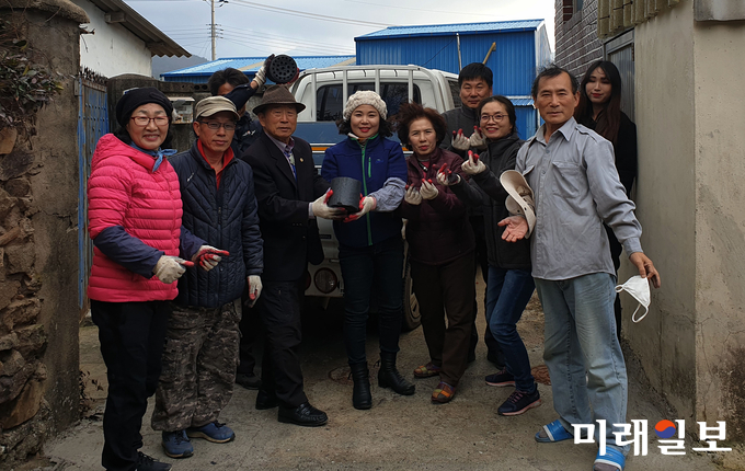 지난 4일 군동면 지사협이 연탄나눔 봉사활동을 실시했다. / 사진=강진군 제공
