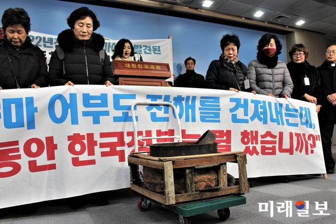 KAL858기 가족회와 천주교 신성국 신부가 5일 국회 정론관에서 KAL858기 사건 조사 촉구기자회견을 하고 있다. /사진=김정현 기자