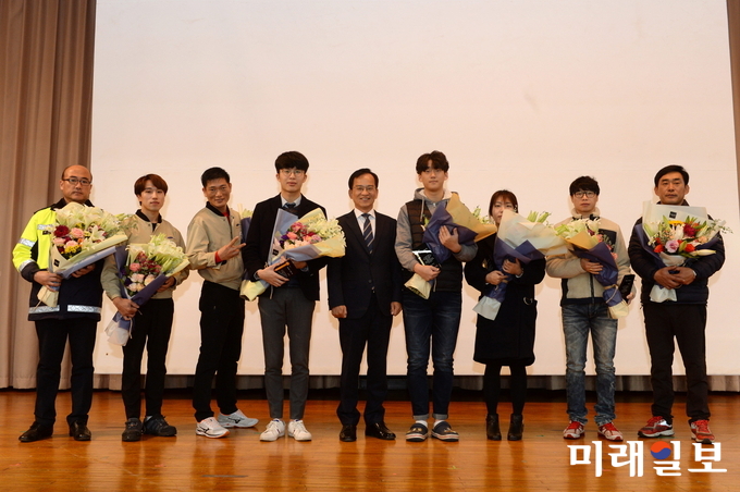교통사고로 불붙은 승용차에서 운전자를 구한 시민에게 광산구가 ‘의로운 시민상’을 5일 수여했다. 왼쪽부터 이정현 경위, 박기민 사원, 배진남 반장, 오대호 송현호 군, 김삼호 구청장, 오대호 군, 고보경 강사, 선용철 관장, 황철 씨. / 사진=광산구 제공