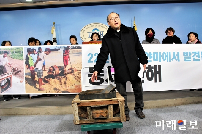 신성국 신부가 5일 국회 정론관에서 열린 기자회견에서 KAL858기로 추정되는 비행기 기체 잔해에 대해 설명하고 있다./사진=김정현 기자.