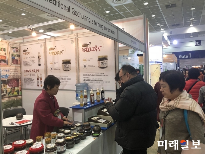 (재)전남생물산업진흥원은 최근 서울 코엑스에서 열린 국내 최대 규모 푸드 페스티벌 ‘2018 국제푸드위크’에 참여해 13억 원 상당의 전남 바이오식품기업 제품 상담 성과를 거뒀다. / 사진=전남도 제공