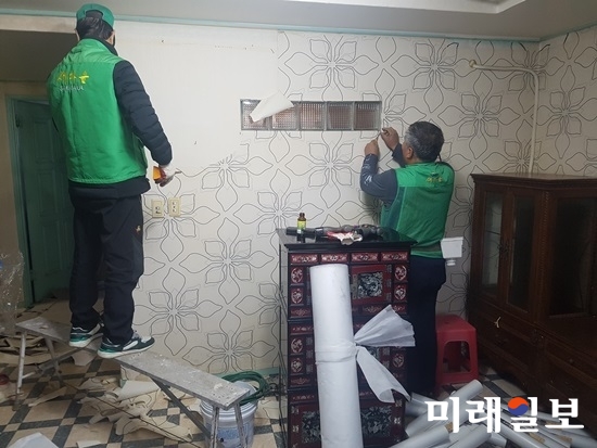 광주 동구 지원1동행정복지센터는 지원1동새마을협의회 주관으로 관내 저소득가정을 대상으로 도배·장판교체 등 ‘사랑의 집수리’ 봉사활동을 실시했다. / 사진=동구청 제공