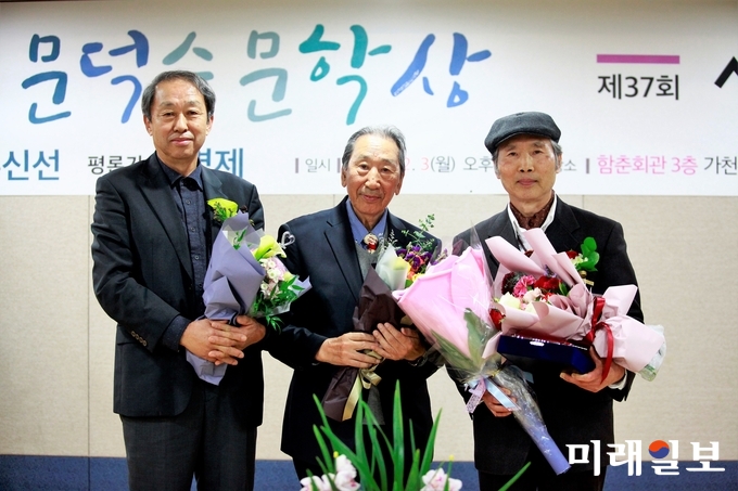 3일 오후 서울 종로구 혜화동 함춘회관 3층 가천홀에서 개최된 재단법인 심산(心汕)문학진흥회와 월간 시문학사가 주최한 2018년 제4회 '문덕수문학상'과 제37회 '시문학상' 시상식에서 '문덕수문학상' 수상자인 홍신선 시인(왼쪽 첫 번째)과 '시문학상' 수상자인 조명제 평론가/시인(왼쪽 세 번째)이 시상식 후 심사위원장인 함동선 시인과 함께 기념촬영을 하고 있다./사진=장건섭 기자