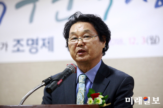 3일 오후 서울 종로구 혜화동 함춘회관 3층 가천홀에서 개최된 재단법인 심산(心汕)문학진흥회와 월간 시문학사가 주최한 2018년 제4회 '문덕수문학상'과 제37회 '시문학상' 시상식에서 심사위원인 이건청 시인이 심사평을 하고 있다./사진=장건섭 기자
