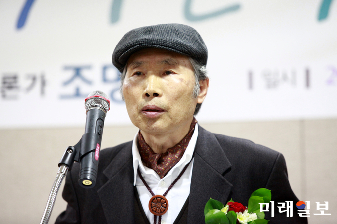 3일 오후 서울 종로구 혜화동 함춘회관 3층 가천홀에서 개최된 재단법인 심산(心汕)문학진흥회와 월간 시문학사가 주최한 2018년 제4회 '문덕수문학상'과 제37회 '시문학상' 시상식에서 '시문학상' 수상자인 조명제 평론가/시인이 수상소감을 밝히고 있다./사진=장건섭 기자