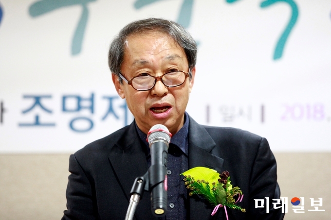 3일 오후 서울 종로구 혜화동 함춘회관 3층 가천홀에서 개최된 재단법인 심산(心汕)문학진흥회와 월간 시문학사가 주최한 2018년 제4회 '문덕수문학상'과 제37회 '시문학상' 시상식에서 '문덕수문학상' 수상자인 홍신선 시인이 수상소감을 밝히고 있다./사진=장건섭 기자