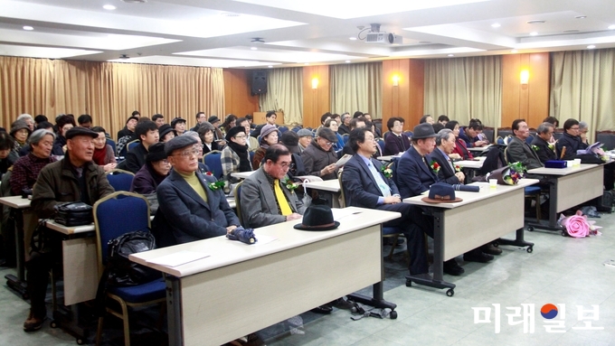 3일 오후 서울 종로구 혜화동 함춘회관 3층 가천홀에서 개최된 재단법인 심산(心汕)문학진흥회와 월간 시문학사가 주최한 2018년 제4회 '문덕수문학상'과 제37회 '시문학상' 시상식에서 동료 문인들인 시상식에 참석하고 있다./사진=장건섭 기자