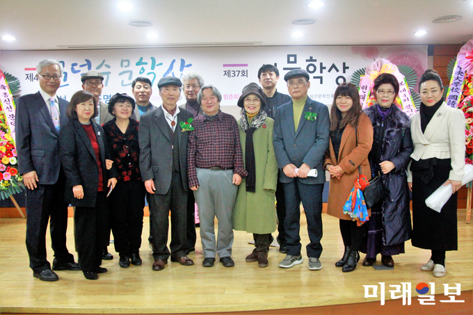 3일 오후 서울 종로구 혜화동 함춘회관 3층 가천홀에서 개최된 재단법인 심산(心汕)문학진흥회와 월간 시문학사가 주최한 2018년 제4회 '문덕수문학상'과 제37회 '시문학상' 시상식에서 '시문학상' 수상자인 조명제 평론가/시인이 시상식 후 동료문인들과 기념촬영을 하고 있다./사진=장건섭 기자