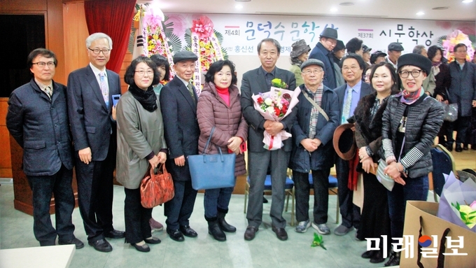 3일 오후 서울 종로구 혜화동 함춘회관 3층 가천홀에서 개최된 재단법인 심산(心汕)문학진흥회와 월간 시문학사가 주최한 2018년 제4회 '문덕수문학상'과 제37회 '시문학상' 시상식에서 '문덕수문학상' 수상자인 홍신선 시인이 시상식 후 동료 문인들과 기념촬영을 하고 있다./사진=장건섭 기자