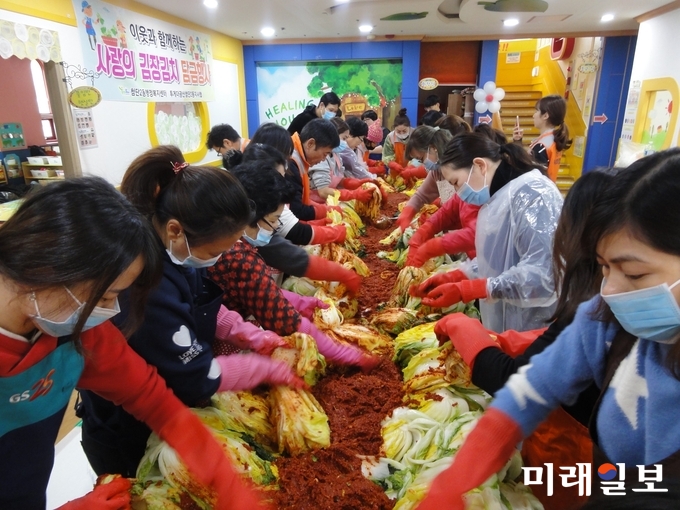 8일 광주 광산구 첨단1동 지역사회보장협의체가 김장행사를 열고 담근 김치 500kg을 복지시설과 돌봄 세대에 전달했다. / 사진=광산구 제공