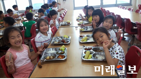 전남 강진군이 지난 11월 19일 서울시 동작구와 도농상생 공공급식 지원 사업 MOU를 체결한 이후, 지난 3일부터 강진군의 쌀, 축산물을 동작구에 첫 급식 식자재로 납품하기 시작했다. / 사진=강진군 제공