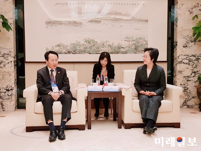 조영택 2019 광주세계수영선수권대회 조직위원회 사무총장은 8일 오전 항저우 인터콘티넨탈 호텔에서 천 궈메이(Chen Guomei) 항저우시 부시장 겸 제14회 FINA 25m 쇼트코스 세계수영선수권대회 조직위원회 사무총장과 면담을 갖고 적극적인 지원과 협조를 당부했다. / 사진=수영조직위 제공