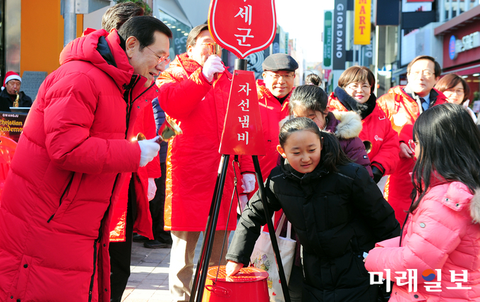 이용섭 광주광역시장이 8일 오전 동구 충장로 우체국 앞에서 열린 ‘구세군자선냄비 시종식’에 참석해 꼬마기부천사와 인사를 나누고 있다. / 사진=광주시 제공