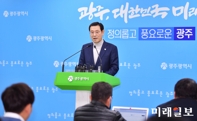 이용섭 광주광역시장이 9일 오후 시청 5층 브리핑룸에서 긴급 기자회견을 갖고 "광주형일자리 성공을 위해 현대자동차와 투자협상에 직접 나서겠다"고 밝히고 있다./사진=광주시 제공