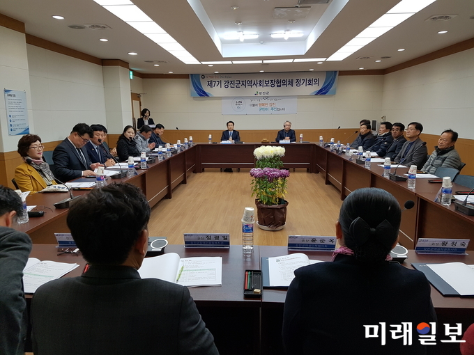 이승옥 군수 등이 참석한 가운데 지난 6일 강진군 소회의실에서 제7기 강진군지역사회보장협의체 정기회의가 진행되고 있다. / 사진=강진군 제공