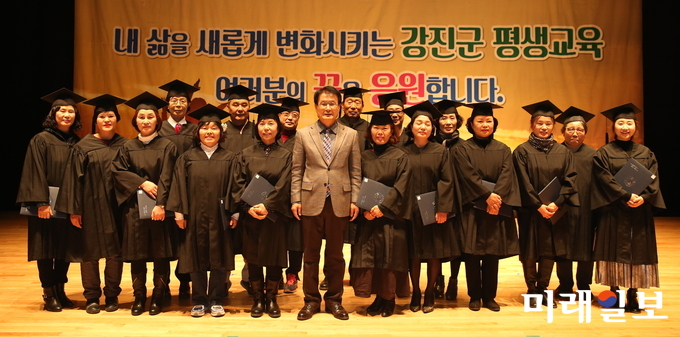 배움을 즐길 줄 아는 군민들의 대잔치, ‘평생교육 졸업 페스티벌’이 지난 10일 전남 강진아트홀에서 군민, 수료생 등 600여 명이 참석한 가운데 성대하게 열렸다. / 사진=강진군 제공