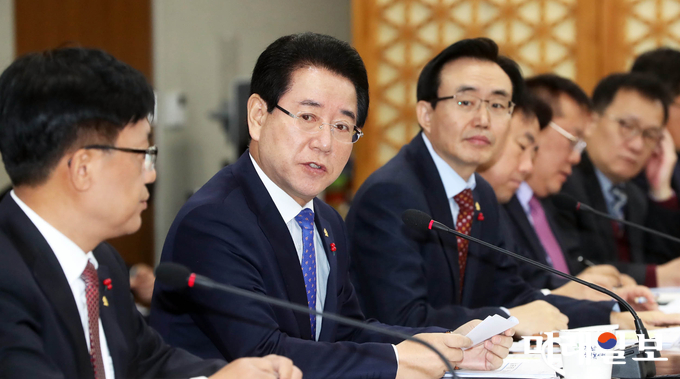 김영록 전라남도지사가 11일 오전 도청 서재필실에서 실국장 정책회의를 주재하고 있다. 김 지사는 겨울철 대설, 한파 등 자연재난에 따른 인명피해 제로, 시설물 피해 최소화를 목표로 유관기관과 협업을 통한 재난종합대책을 수립 하라고 지시했다. / 사진=전남도 제공