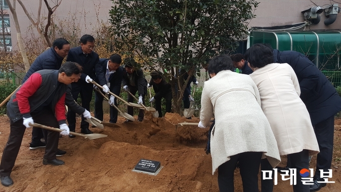 광주 광산구가 11일 주민참여를 바탕으로 하남2지구 장수천근린공원을 새 단장하고 주민 100여명이 참가한 가운데 준공식을 열었다. 사진은 기념식수 모습 / 사진=광산구 제공