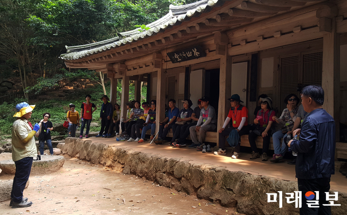 지난 11월1일 대도시 청렴푸소체험 교육 20기에 참여한 교육생들이 다산초당을 답사했다. / 사진=강진군 제공