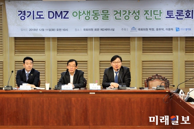 박정 의원(왼쪽부터), 이용득 의원, 이화영 경기도 평화부지사가 11일 오전 국회의원회관에서 열린 경기도 'DMZ 야생동물 건강성 진단 토론회'에 참석했다./사진=김정현 기자