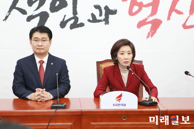 나경원 자유한국당 신임 원내대표(오른쪽)와 정용기 정책위의장이 11일 오후 국회에서 열린 의원총회에서 당선된 뒤 기자간담회를 하고 있다./ 사진=김정현 기자.