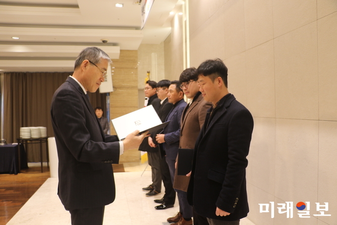 올 한 해 경주장 활성화에 기여한 유공자 3명에게 표창을 수여했다. 서원 ㈜이노션 국장은 2018 전남GT의 성공 개최에 노력했고, 김상진 모비벅스 대표는 드리프트 종목을 육성했으며, 유동기 ASA 대표는 대회 후원으로 모터스포츠 활성화에 기여했다. / 사진=전남도 제공