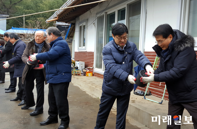 지난 11일 전남 장흥검찰 시민위원회에서 저소득 소외계층 1가정에 40만원 상당의 연탄 500장을 직접 전달하여 따뜻한 이웃사랑을 전했다. / 사진=강진군 제공
