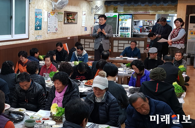 떡류식품가공협회 간담회에 참석한 이승옥 군수가 회원들의 의견을 청취하고 있다. / 사진=강진군 제공