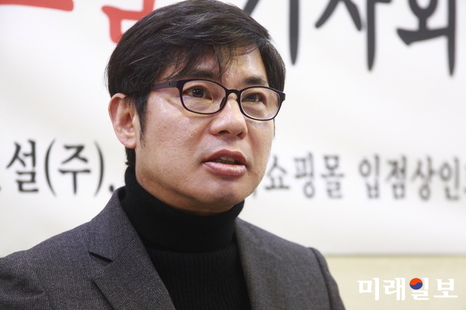 안산역사쇼핑몰 상인회 회원인 안주성 씨가 13일 오후 국회에서 긴급 기자회견을 갖고 '한국철도시설공단의 갑질행정'을 고발하고 있다./사진=장건섭 기자