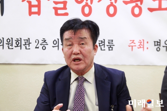 안산역사(驛舍) 기부채납자인 명우건설(주) 김철중 회장이 13일 오후 국회에서 긴급 기자회견을 갖고 '한국철도시설공단의 갑질행정'을 고발하고 있다./사진=장건섭 기자