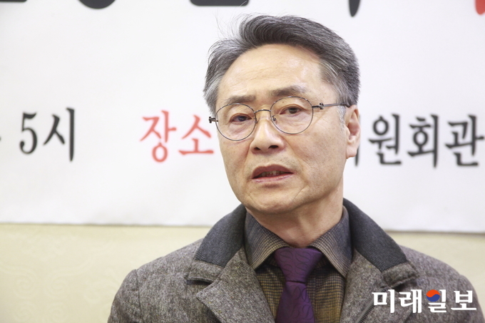 안산역사(驛舍) 기부채납자인 명우건설(주) 김미중 대표이사가 13일 오후 국회에서 긴급 기자회견을 갖고 '한국철도시설공단의 갑질행정'을 고발하고 있다./사진=장건섭 기자