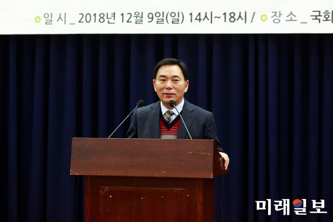 인터넷언론인연대 정기총회 및 창립 1주년 기념식이 소속 기자 및 축하객 등 200여명이 참석한 가운데 9일 오후 국회의원회관 제1소회의실에서 열린 가운데 조장훈 상임회장이 개회사를 하고 있다./사진=인터넷언론인연대