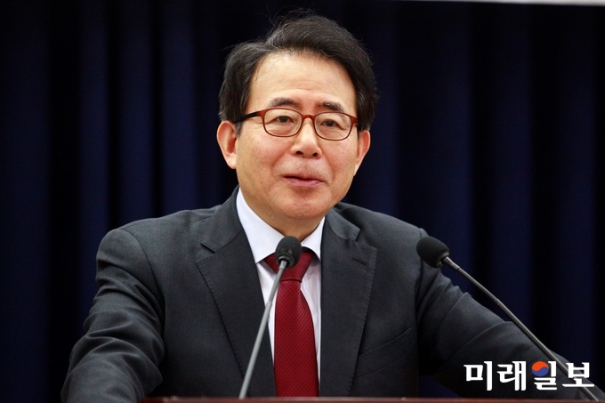 인터넷언론인연대 정기총회 및 창립 1주년 기념식이 소속 기자 및 축하객 등 200여명이 참석한 가운데 9일 오후 국회의원회관 제1소회의실에서 열린 가운데 김성곤 전 국회 사무총장이 축사를 하고 있다./사진=인터넷언론인연대