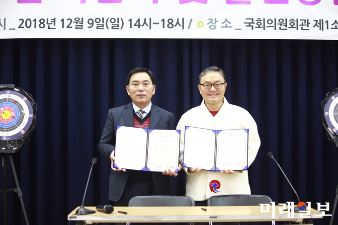 인터넷언론인연대 정기총회 및 창립 1주년 기념식이 소속 기자 및 축하객 등 200여명이 참석한 가운데 9일 오후 국회의원회관 제1소회의실에서 열린 가운데 인터넷언론인연대와 (사)세계한궁협회의 업무협약 체결식 후 조장훈 상임회장(왼쪽)과 허광 (사)세계한궁협회 회장이 기념촬영을 하고 있다./사진=인터넷언론인연대