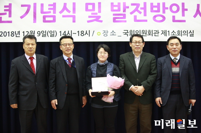 인터넷언론인연대 정기총회 및 창립 1주년 기념식이 소속 기자 및 축하객 등 200여명이 참석한 가운데 9일 오후 국회의원회관 제1소회의실에서 열린 가운데 '2018 IJC 기자상' 에디터부문을 수상한 김아름내 우먼컨슈머 기자(가운데)가 수상식 후 협회 임원진 등과 기념촬영을 하고 있다./사진=인터넷언론인연대