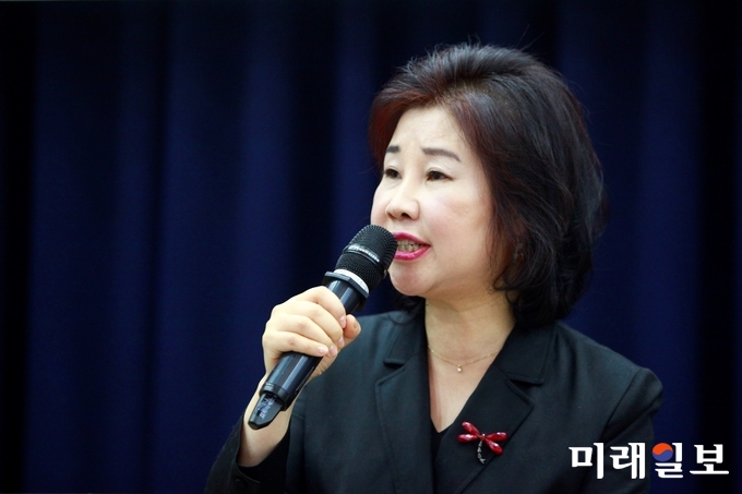 인터넷언론인연대 정기총회 및 창립 1주년 기념식이 소속 기자 및 축하객 등 200여명이 참석한 가운데 9일 오후 국회의원회관 제1소회의실에서 열린 가운데 성명순 시인이 자작시 '새만금'을 축시로 낭송하고 있다./사진=인터넷언론인연대
