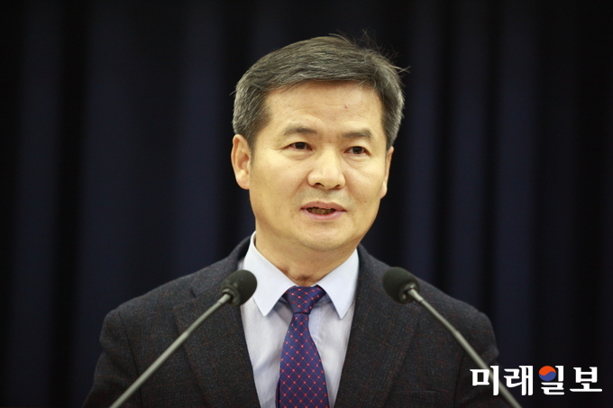 인터넷언론인연대 정기총회 및 창립 1주년 기념식이 소속 기자 및 축하객 등 200여명이 참석한 가운데 9일 오후 국회의원회관 제1소회의실에서 열린 가운데 이관규 고려대 평생교육원장(전 한국문법교육학회 회장)이 축사를 하고 있다./사진=인터넷언론인연대