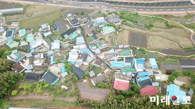 광주지역에서는 최초로 한국에너지공단에서 인증하는 에너지 자립마을에 선정된 입암마을 전경 / 사진=남구청 제공