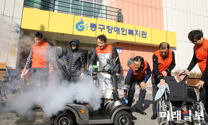 임택 광주 동구청장이 지난 14일 산하부서 공직자들과 관내 사회복지시설 12개소와 결연을 맺고 분기 1회씩, 연 4회 참여하는 ‘Thanks Friday 아름다운 동행’ 행사가 개최했다. / 사진=동구청 제공