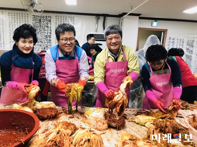 사진 왼쪽부터 장인선 여사(광주 북구청장 부인)와 장주동 관장, 공용 두암3동장 부부가 사랑의 김장김치 나누기행사에서 봉사를 하고 있다. / 사진=두암복지관 제공