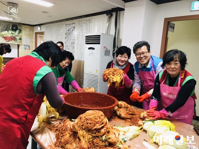김영순(왼쪽) 북구의원이 장주동 관장과 함께 사랑의 김장김치 나누기행사에서 봉사를 하고 있다. / 사진=두암복지관 제공