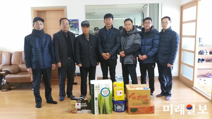 전남 강진군 마량면 청년회는 지난 14일 각 마을 경로당에 전달해 달라며 라면, 커피, 두유, 화장지 등 200만원 상당의 생필품을 마량면사무소에 기탁했다. / 사진=강진군 제공
