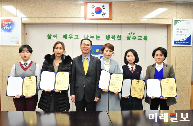 광주광역시교육청이 17일 문화예술 분야에서 우수한 활동을 보인 광주 고등학생 5명을 선발해 장학증서와 장학금 백만 원씩을 지급했다. / 사진=광주시교육청 제공