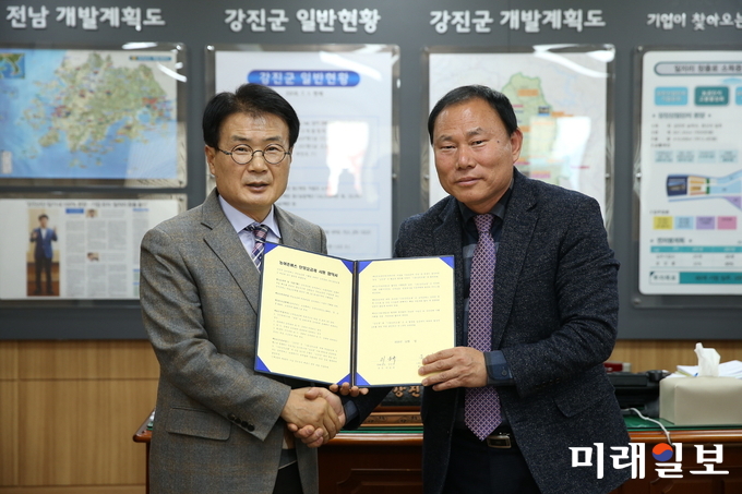 지난 14일 강진군청에서 이승옥 강진군수와 (유)강진교통 윤영기 대표가 ‘강진군 농어촌버스 단일요금제’ 협약을 체결했다. / 사진=강진군 제공
